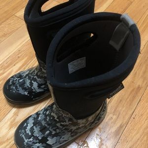 Boys Bogs Size 1 (little kids)